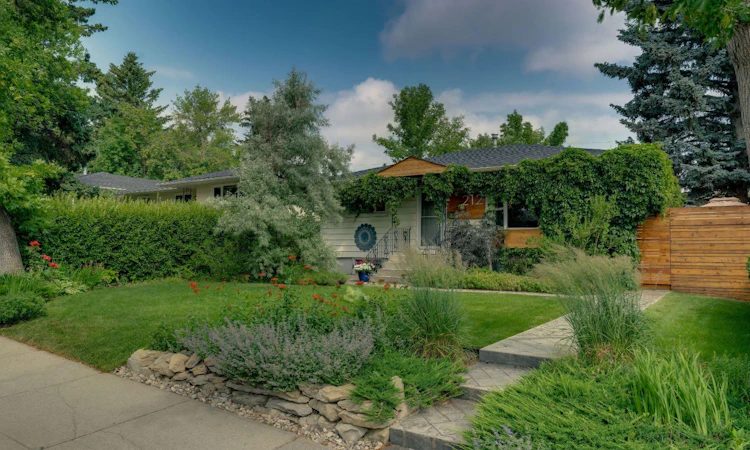 212 Blackthorn Road NW