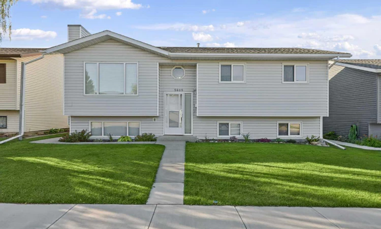 5605 43 Street Close