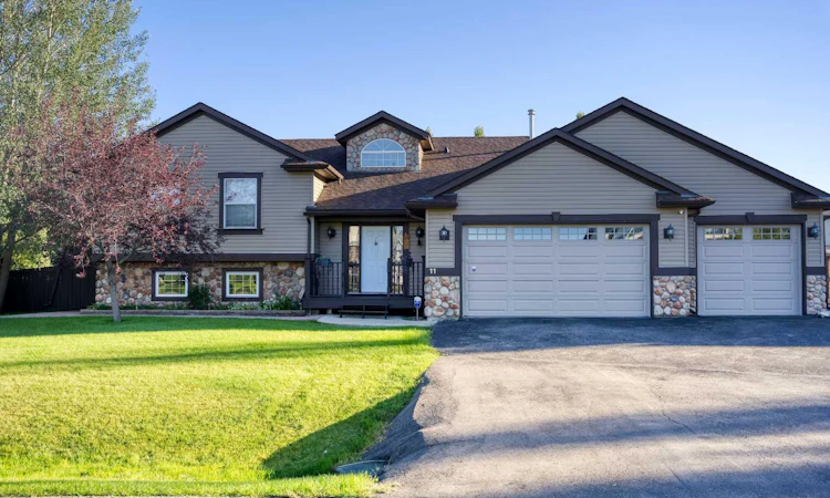 11 Wenstrom Crescent NE