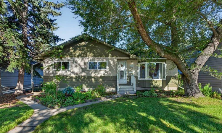 3819 Charleswood Drive NW