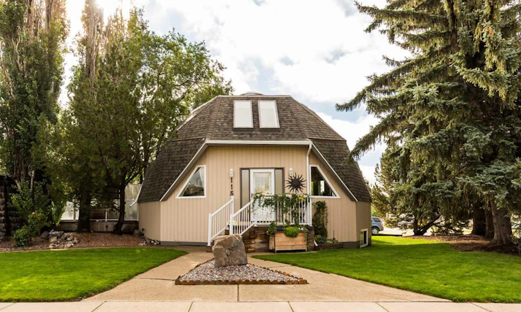 115 Iroquois Crescent W