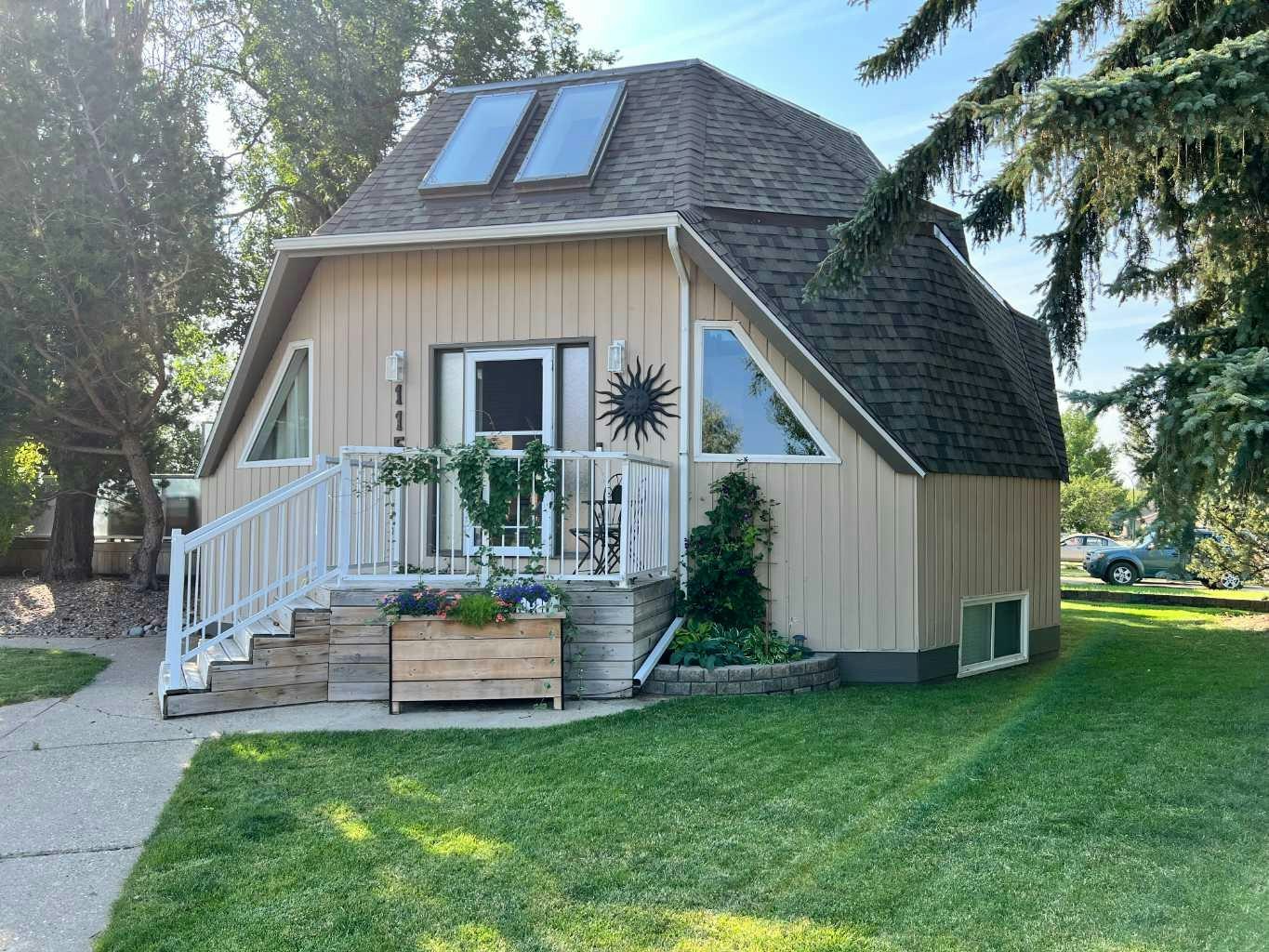 115 Iroquois Crescent W, Lethbridge, AB, T1K 5J3
