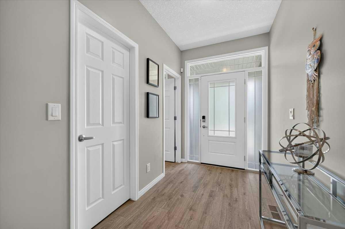 33 Yorkville Green SW - 2