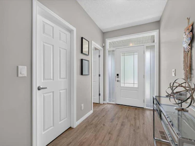 33 Yorkville Green SW - 2