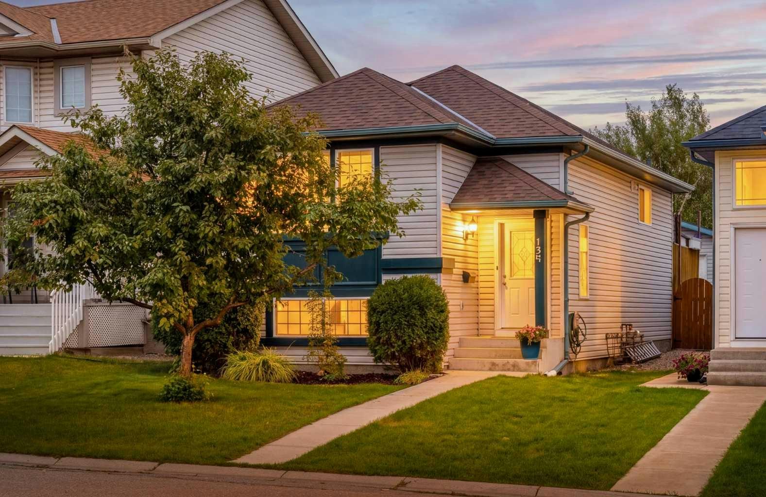 139 Country Hills Way NW, Calgary, AB, T3K 4W3