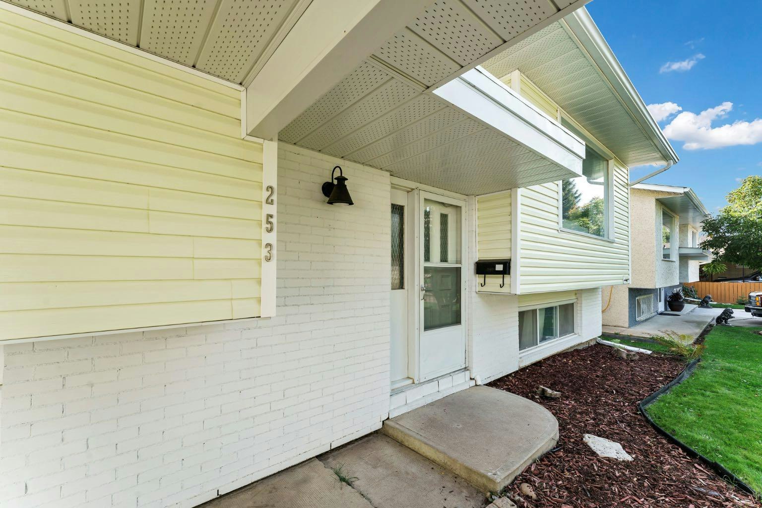 253 11 Street NE, Medicine Hat, AB, T1A 6A8