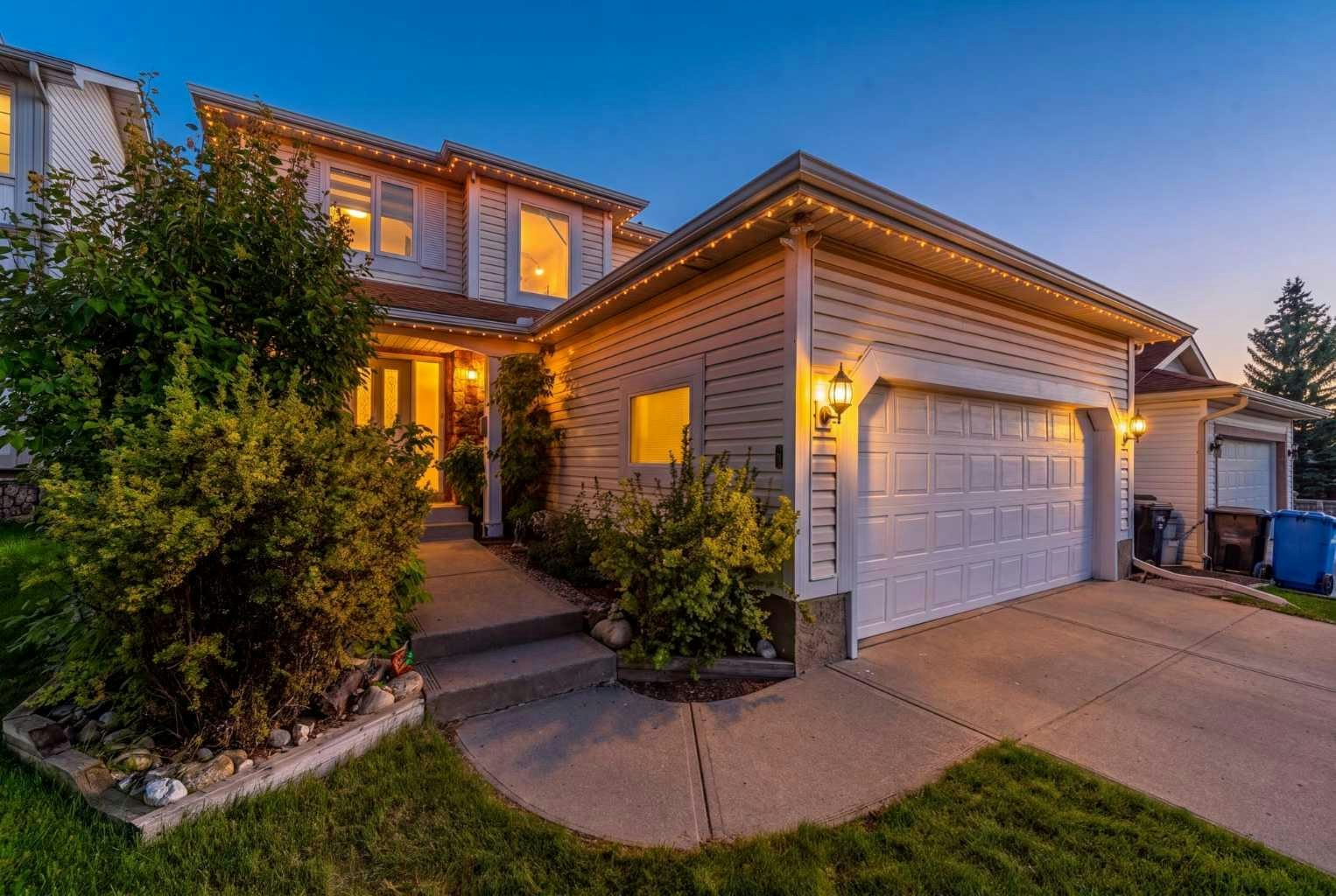 8 Hawkdale Close NW, Calgary, AB, T3G 2V7