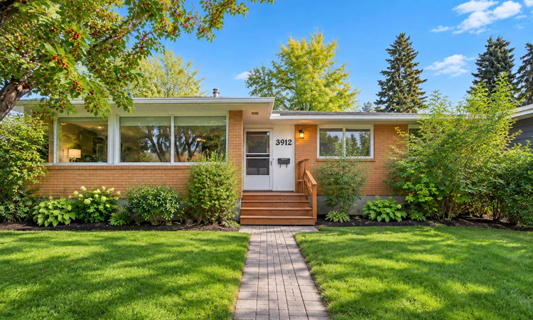3912 Vancouver Crescent NW