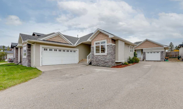 115 Strathmore Lakes Common