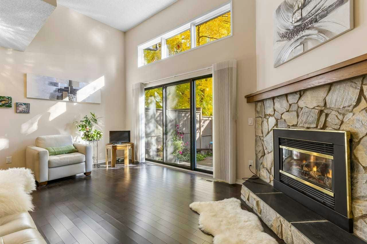 4 Glamis Gardens SW, Calgary, AB, T3E 6S4