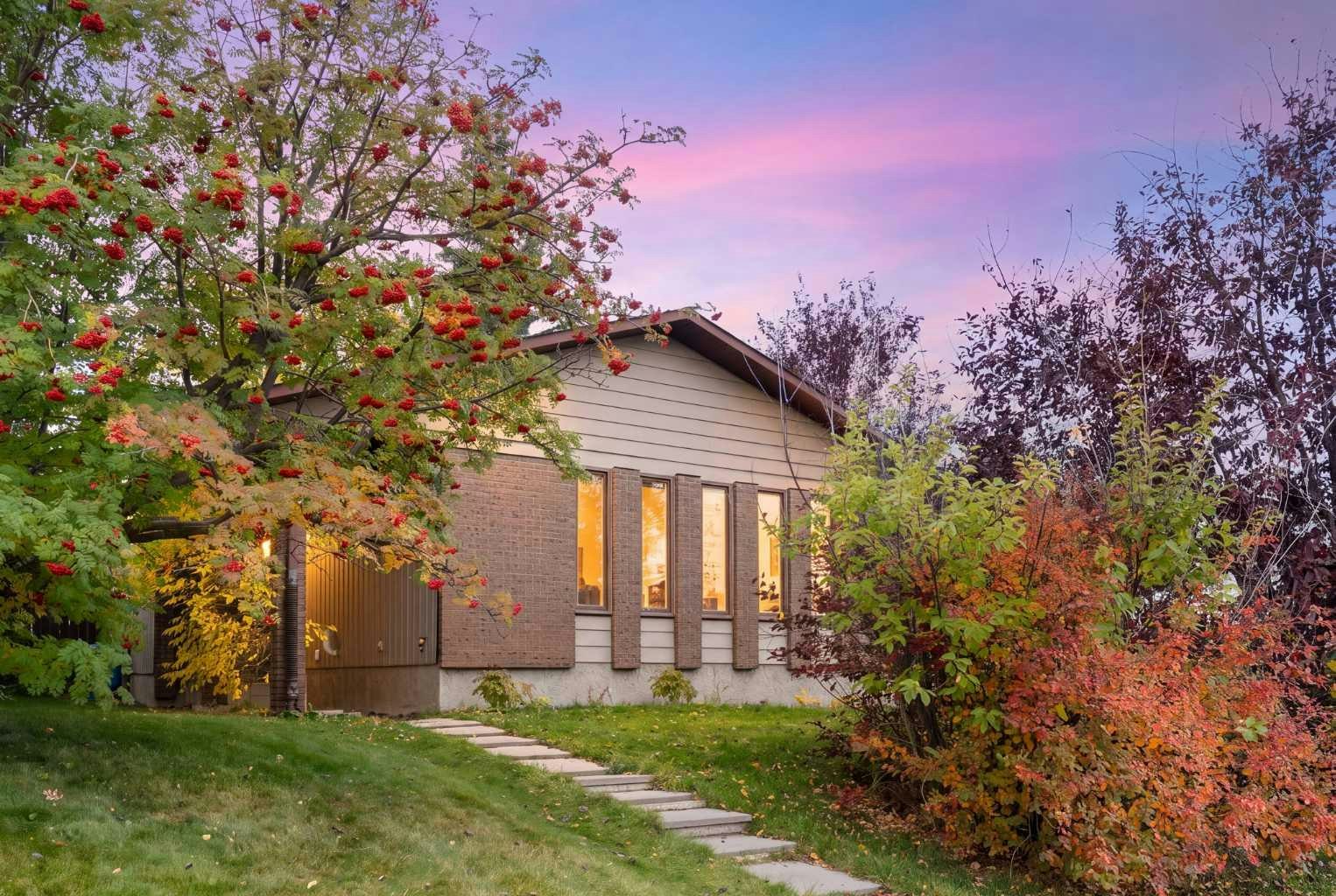 107 Bermuda Close NW, Calgary, AB, T3K 1G4