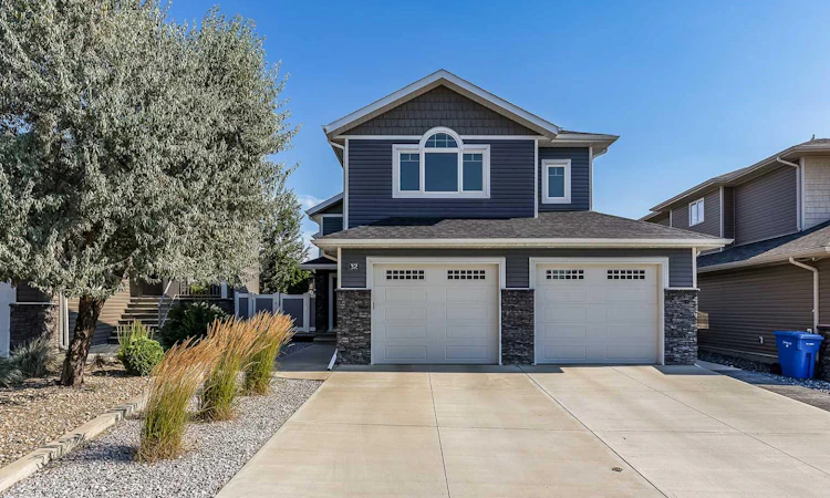 32 Hamptons Crescent SE