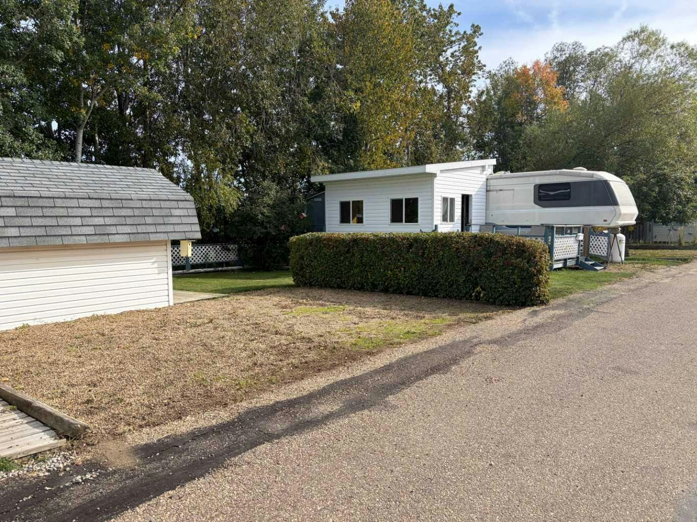 3 Points West Resort, Sylvan Lake, AB, T4S 1T3