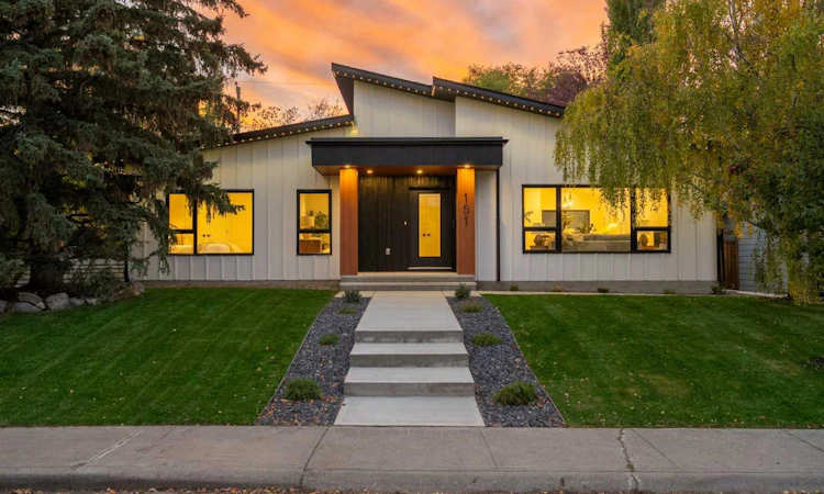 151 Waterloo Drive SW