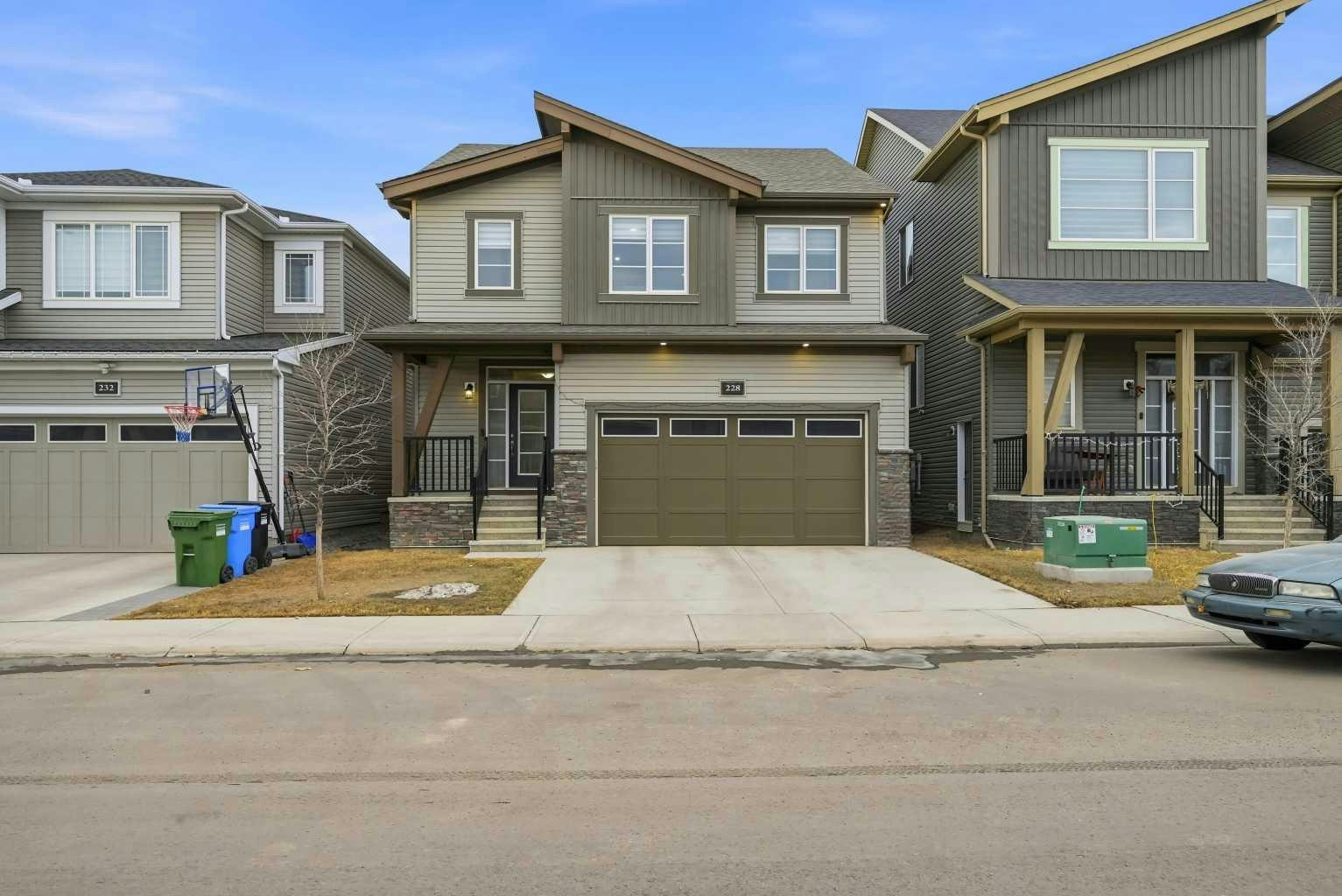 228 Carringham Road NW, Calgary, AB, T3J 1V4
