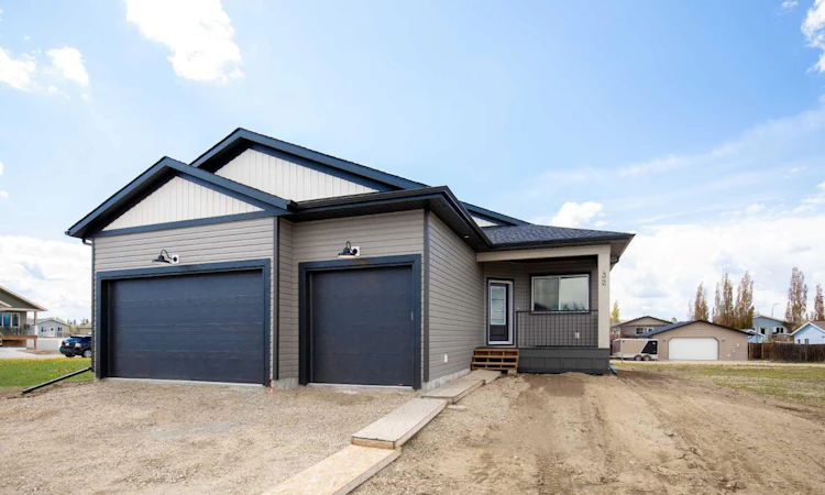 32 Sunrise Crescent N