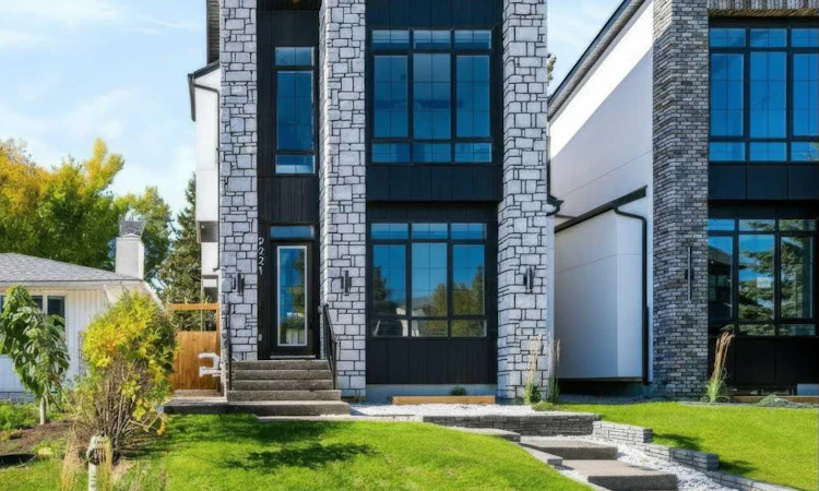 2221 Halifax Crescent NW