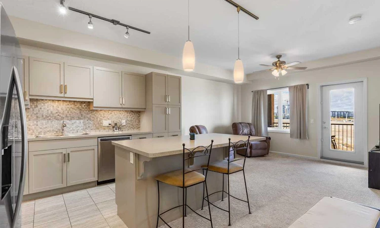 2405-450 Kincora Glen Road NW