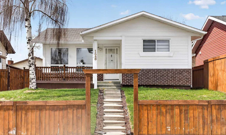 128 Castledale Crescent NE