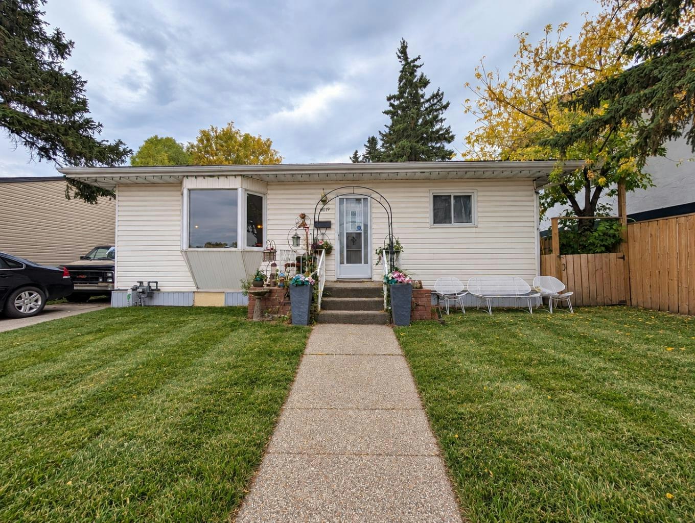 8119 34 Avenue NW, Calgary, AB, T3B 1P8