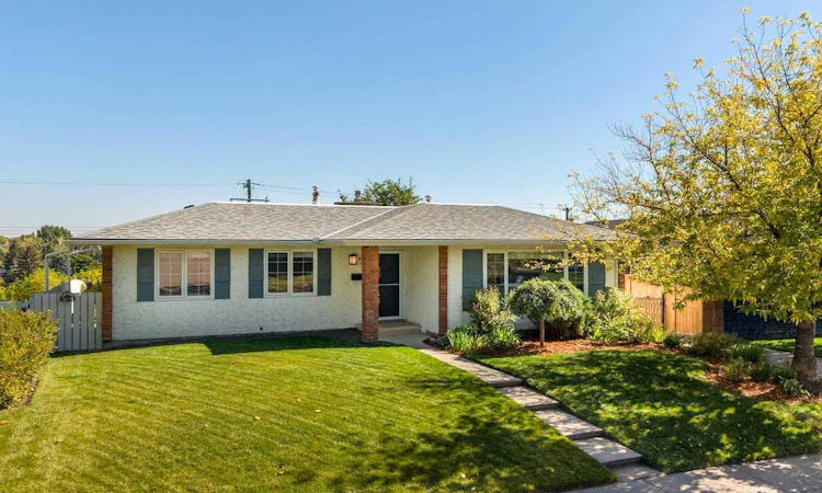 232 Lake Wapta Rise SE