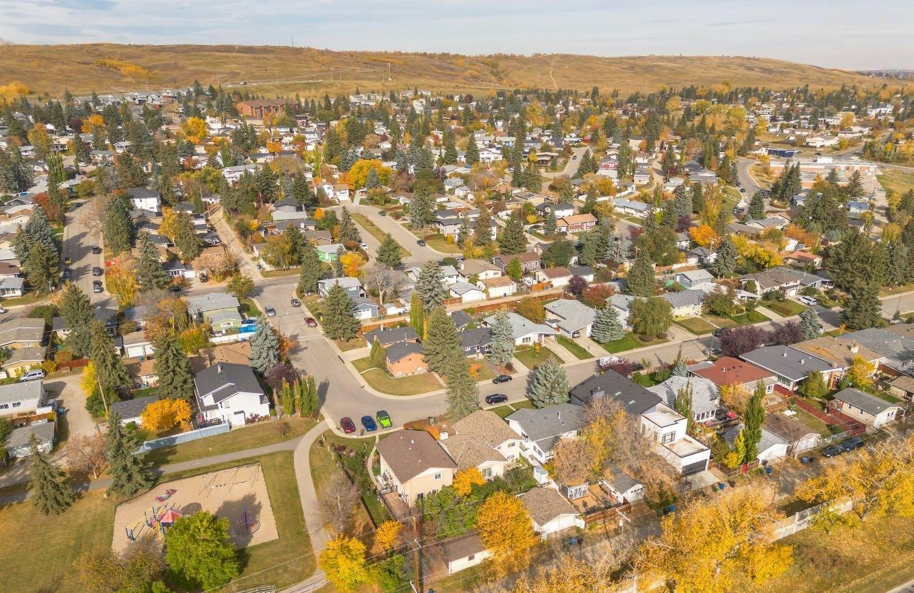 4724 Nipawin Crescent NW, Calgary, AB, T2K 2H9