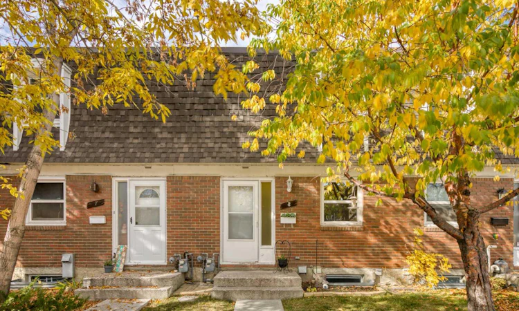 8-330 Canterbury Drive SW