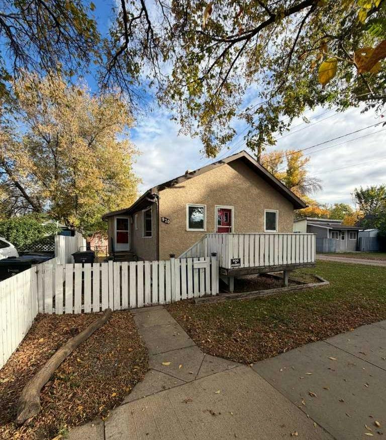 920 Yuill Street SE, Medicine Hat, AB, T1A 0Y8