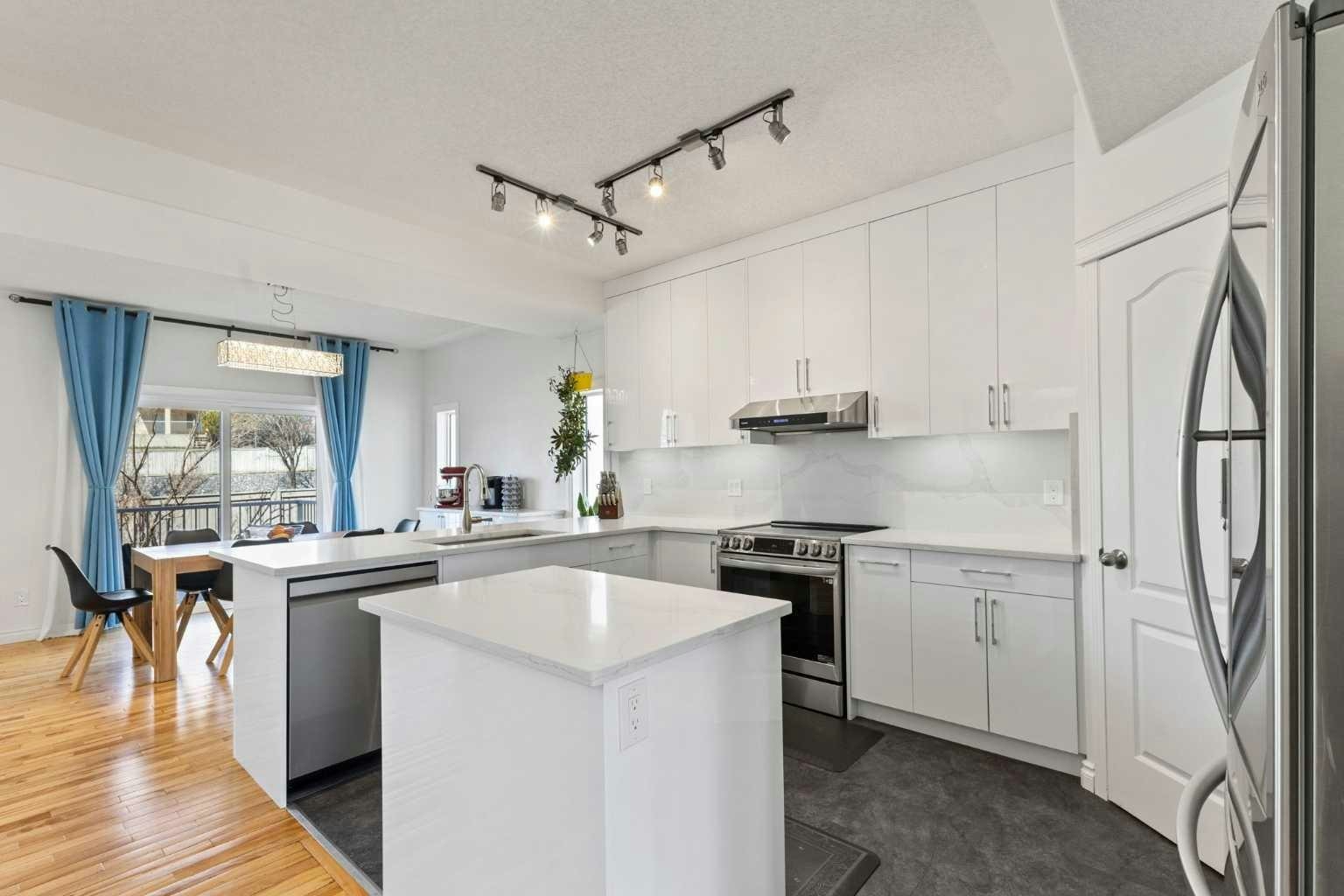 82 Country Hills Gardens NW, Calgary, AB, T3K 5K2