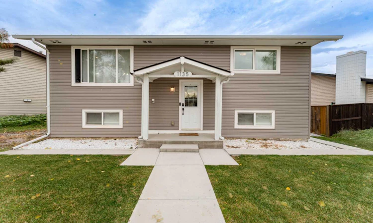 1135 Penrith Crescent SE