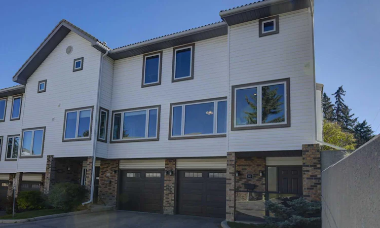 96 Coachway Gardens SW