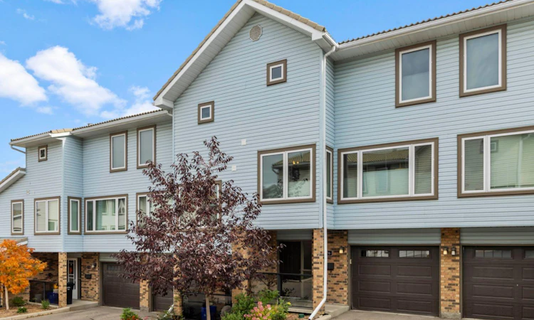 76 Coachway Gardens SW