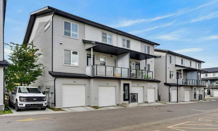 204-235 Redstone Walk NE