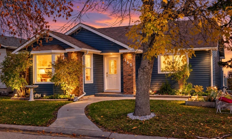155 Strathcona Close SW