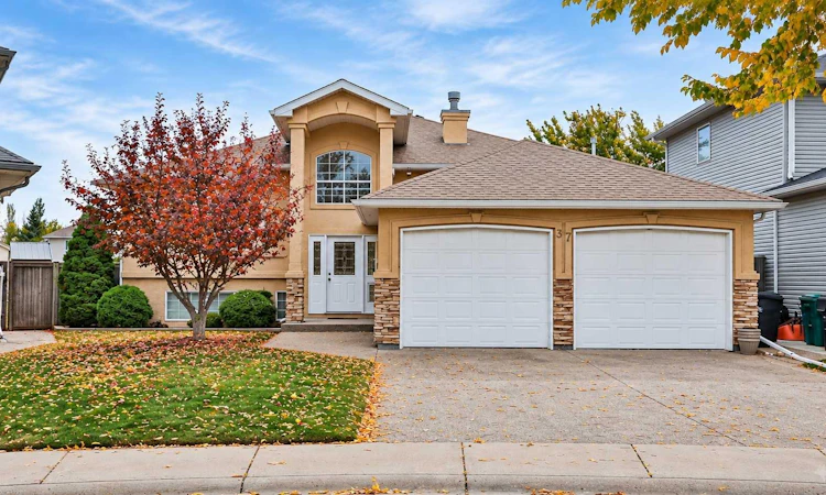 37 Squamish Crescent W