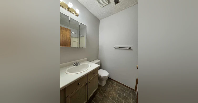 B-9408 100 Avenue, Grande Prairie, AB, T8V 0S9 - 9