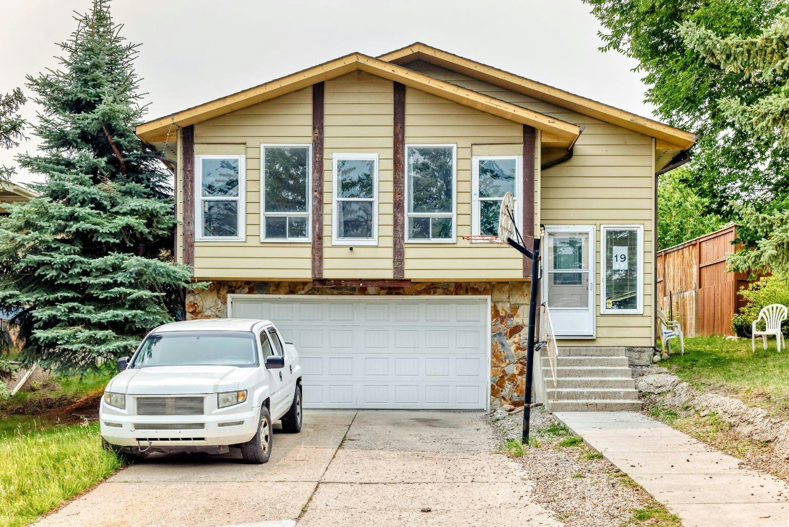 19 Berwick Crescent NW, Calgary, AB, T3K 1P7