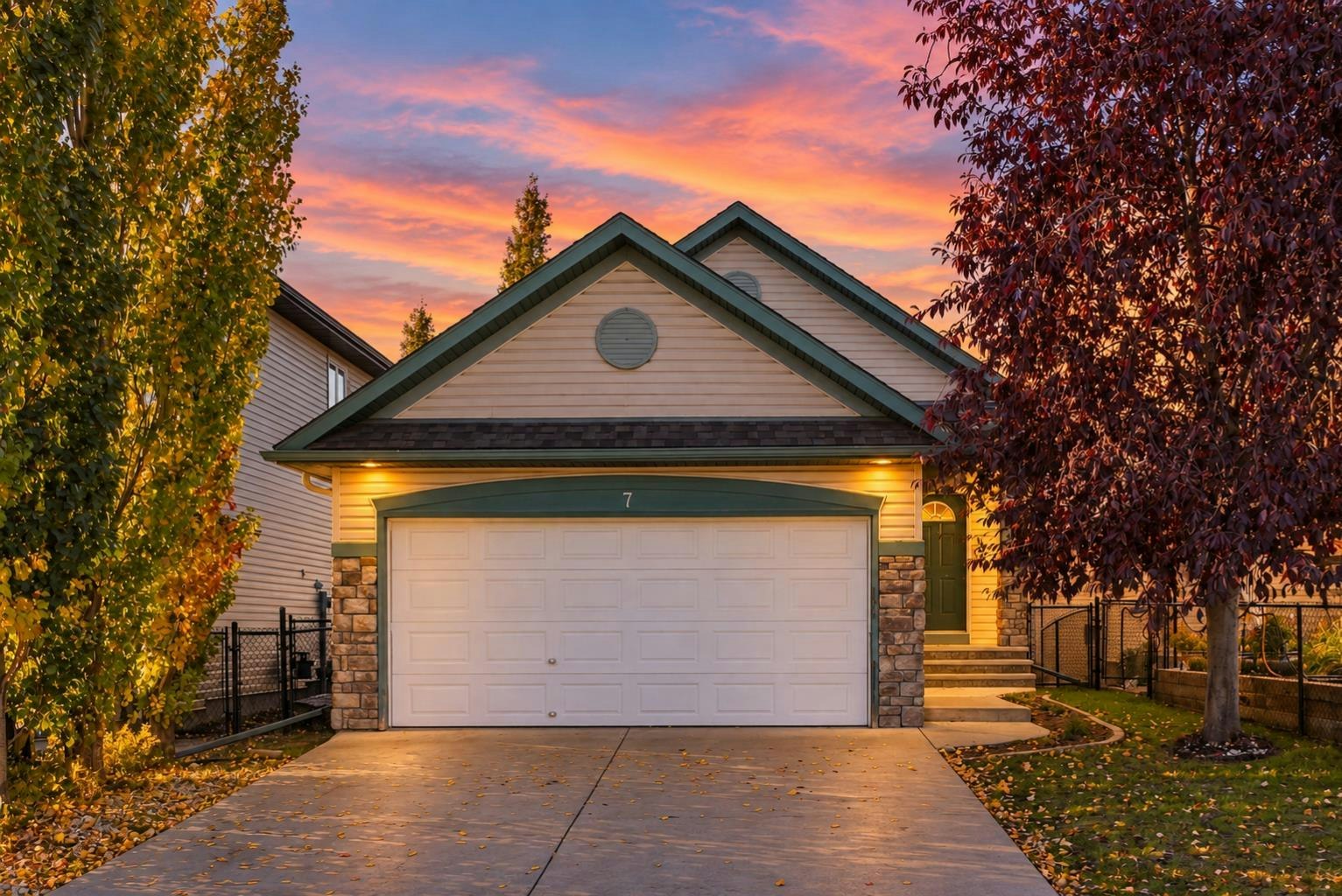 7 Royal Birch Green NW, Calgary, AB, T3G 5L5