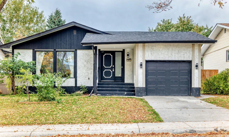 135 Whiteview Close NE