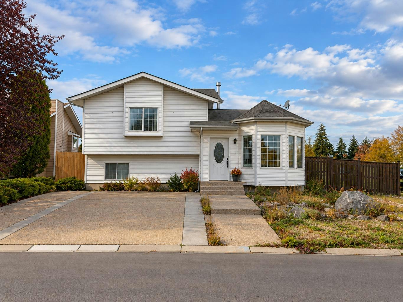 1 Pickering Close, Sylvan Lake, AB, T4S 1K2