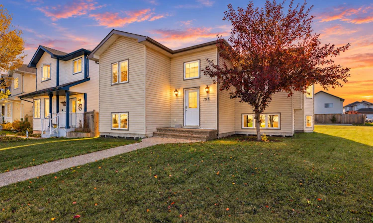 156 Paris Crescent
