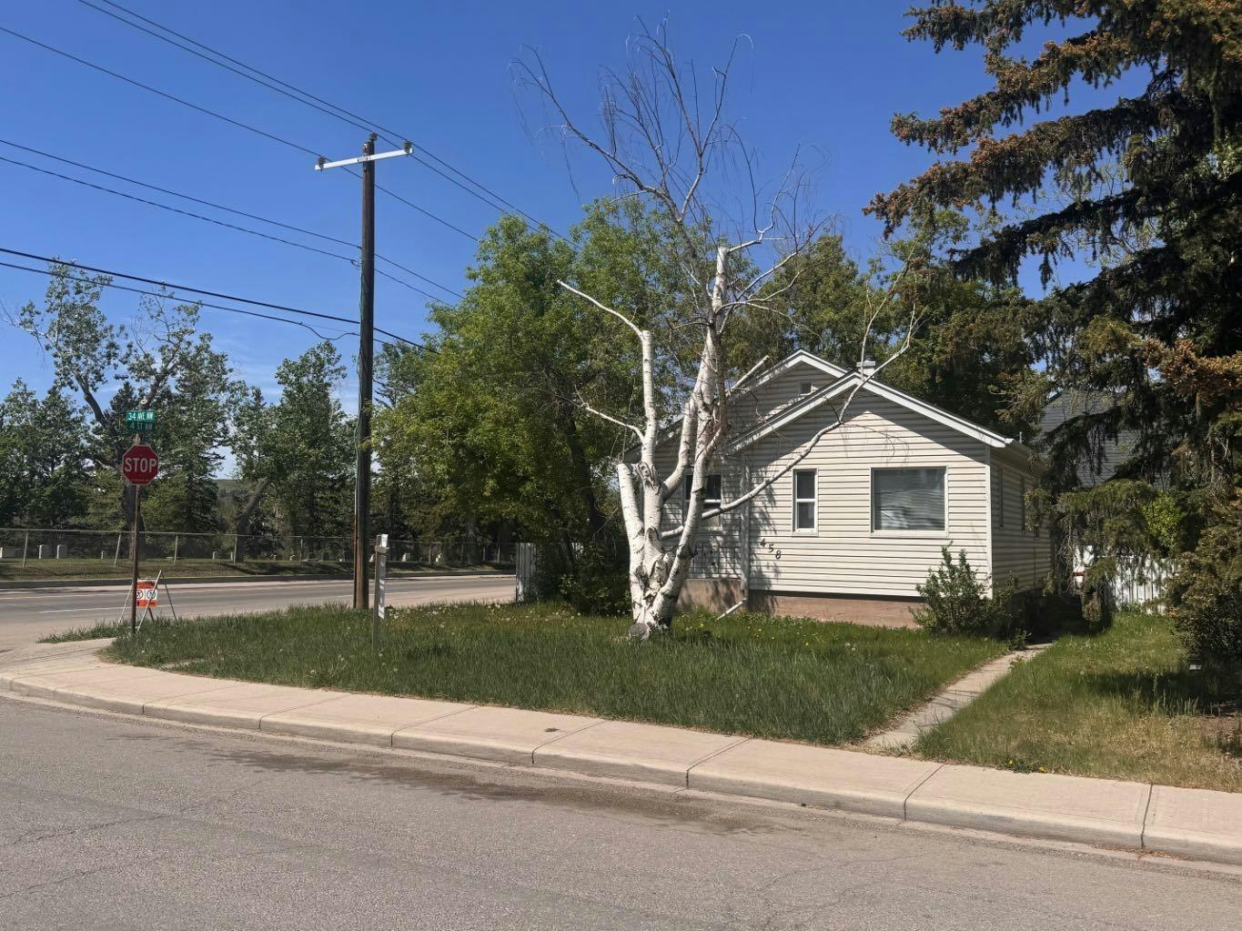 458 34 Avenue NW, Calgary, AB, T2K 0B8