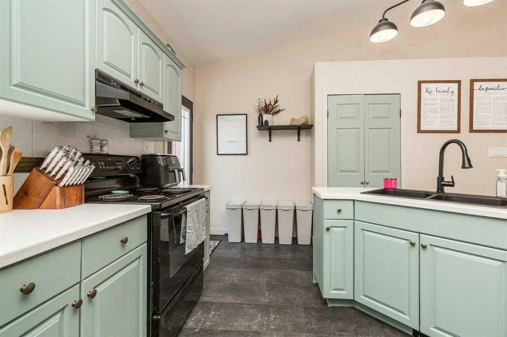 195 Cowichan Court W, Lethbridge, AB, T1K 7T7 - 9