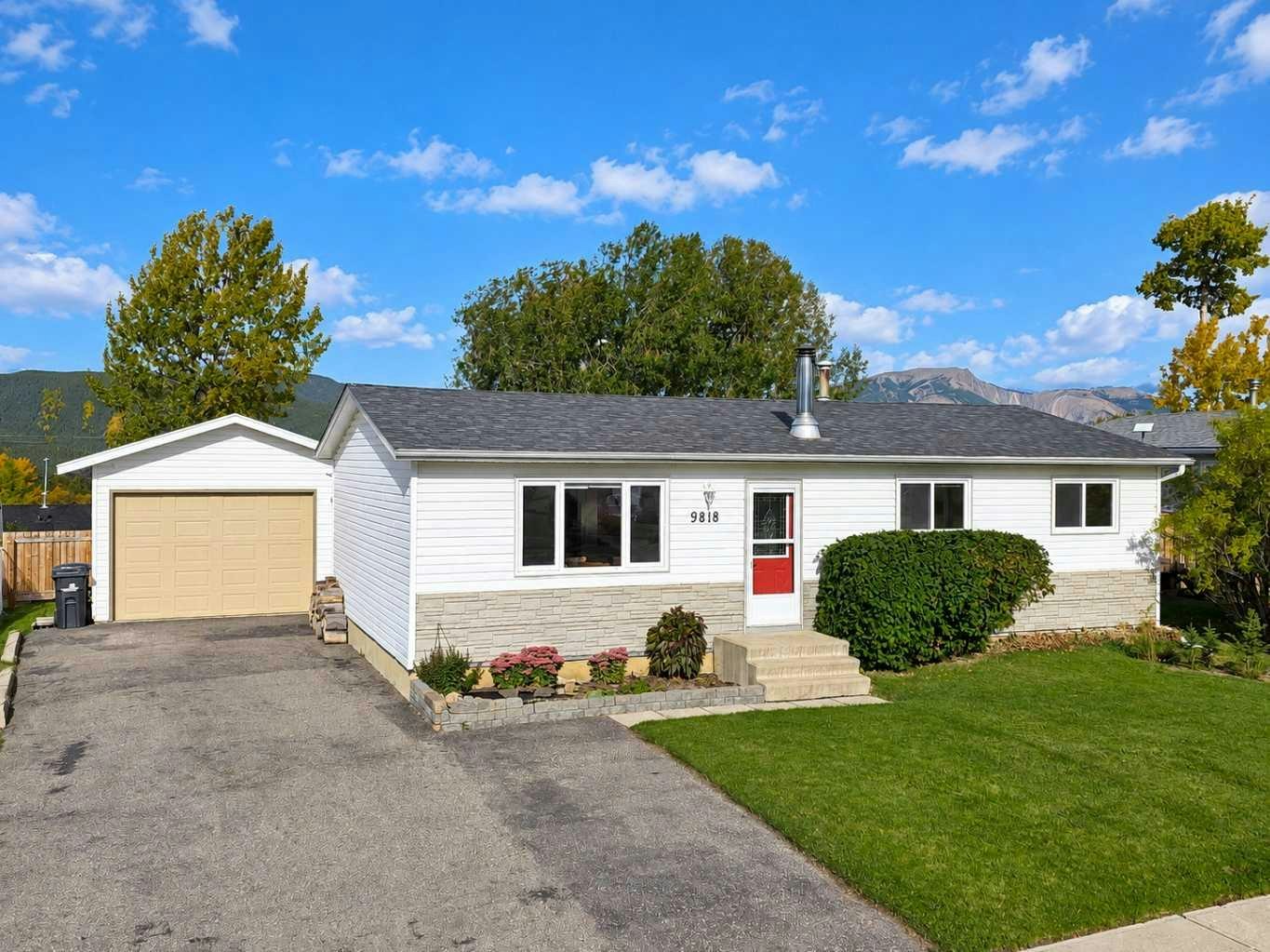 9818 110 Street, Greenview M.D., AB, T0E 0Y0