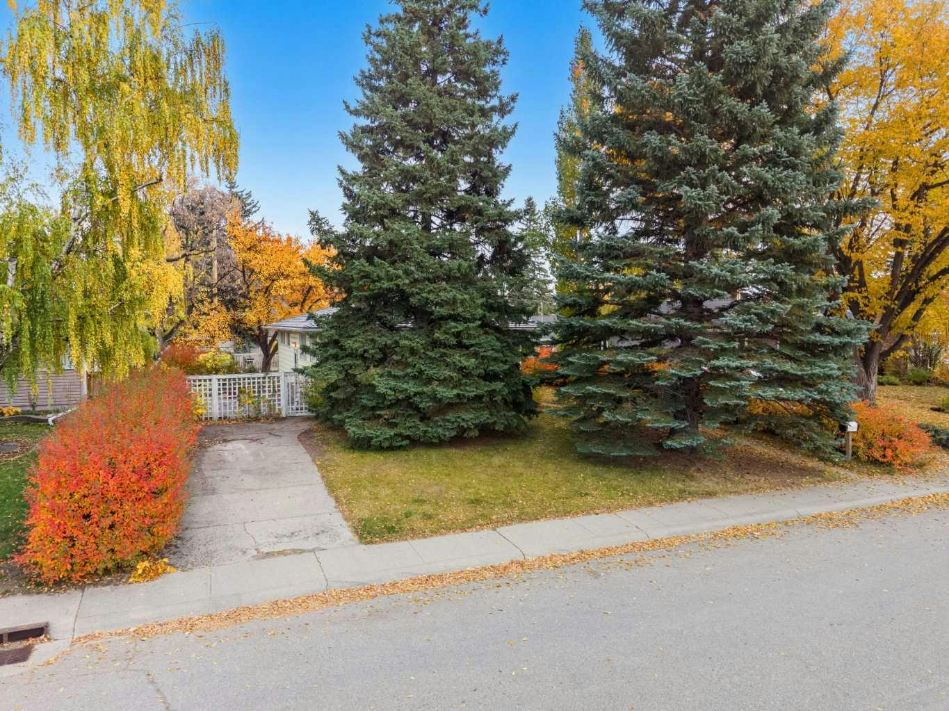8712 11 Street SW, Calgary, AB, T2V 1N6