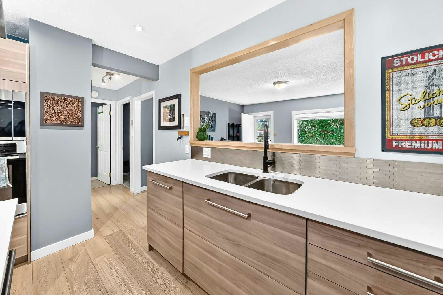 8512 33 Avenue NW, Calgary, AB, T3B 1M1