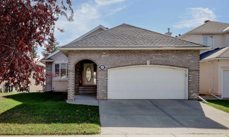 45 Panorama Hills Manor NW