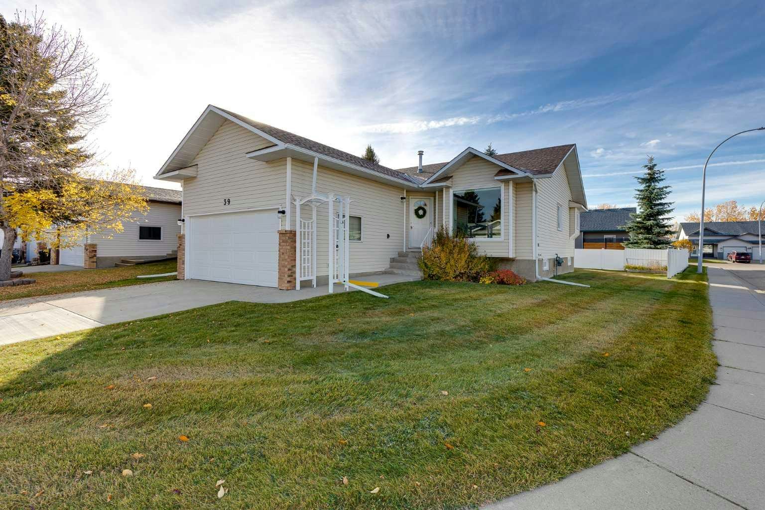 39 Woodside Close NW, Airdrie, AB, T4B 2C8