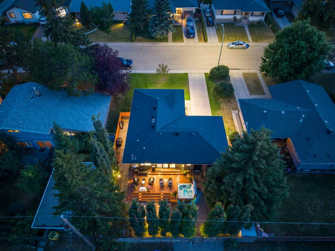 20 Gainsborough Drive SW, Calgary, AB, T3E 4W7