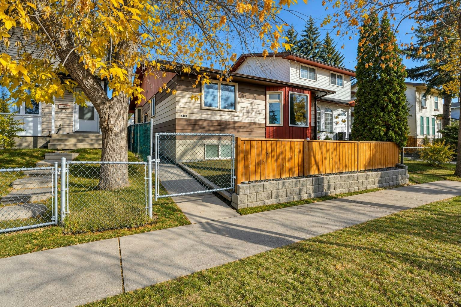 4304 44 Avenue NE, Calgary, AB, T1Y 3E3